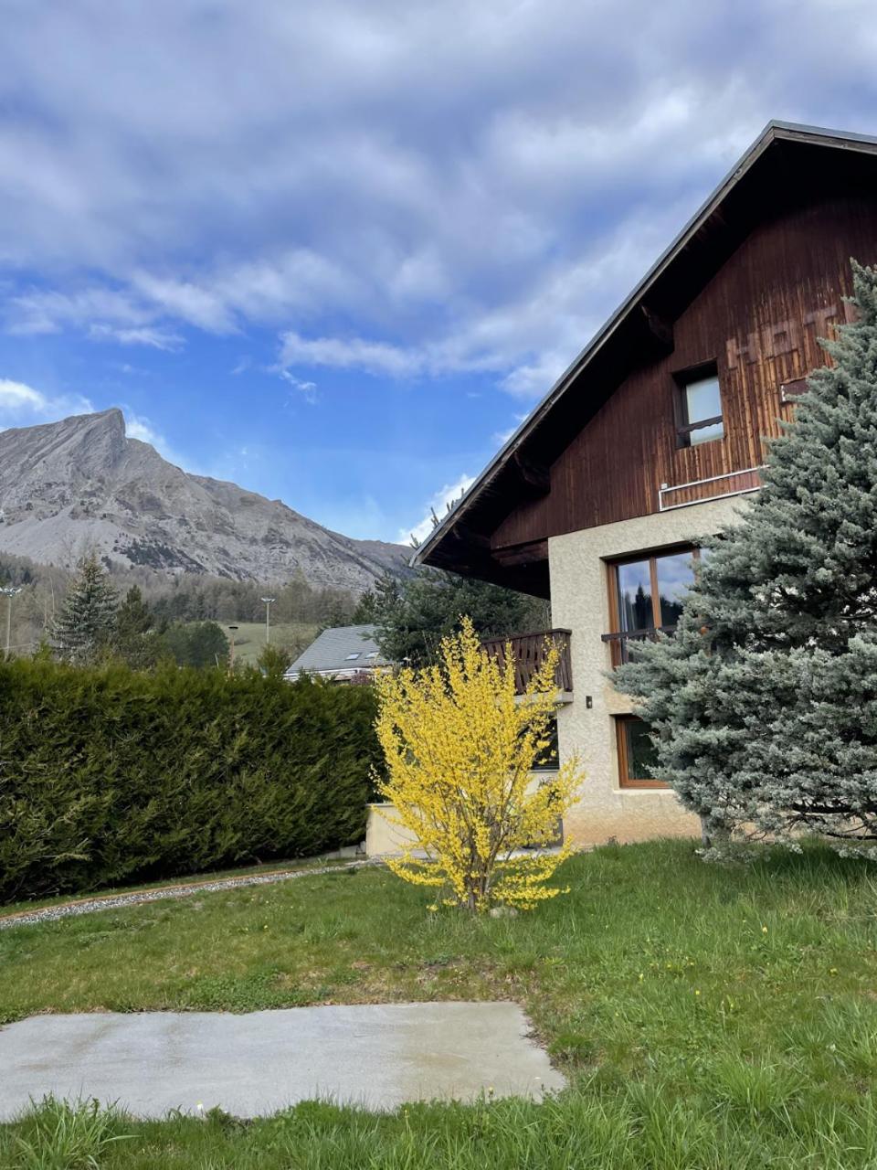 Maison L'aiguille: Mountain Retreat With Guest